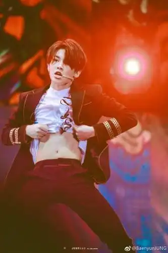 关注 #黄明昊# 大概是爱豆史上第一位 敢于把自己融化的一整块儿腹肌