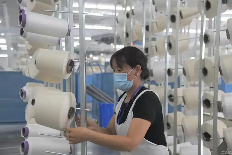 打好主动仗,主导产业纺织服装企业在严格落实核酸检测,体温测量,厂区