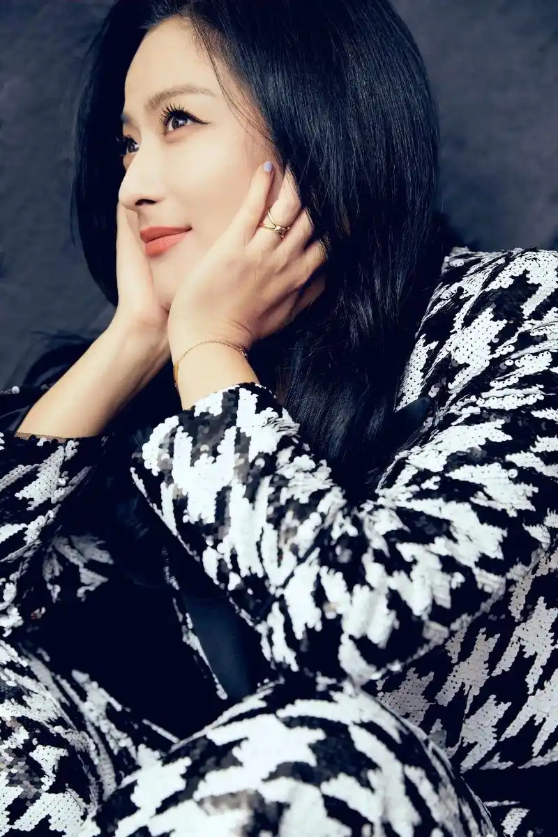 曾黎1976年9月17日出生于湖北省荆州市沙市区中国内地女演员毕业于