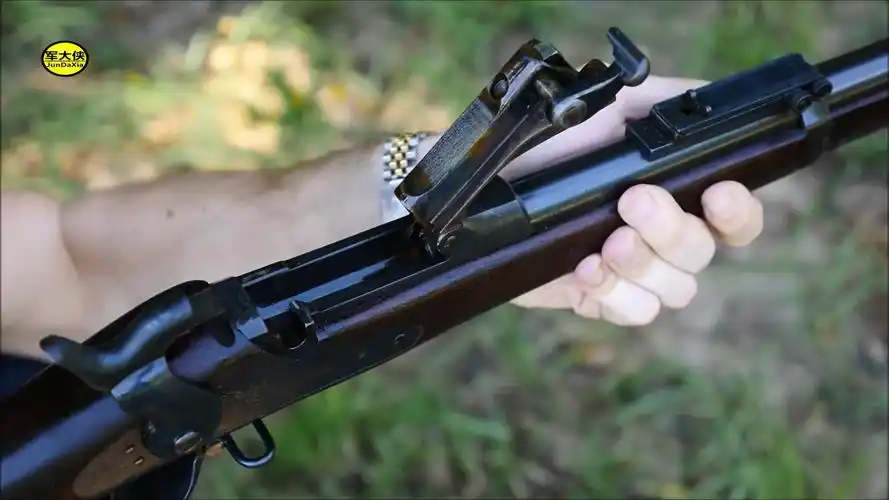 斯普林菲尔德活门式单发步枪,复杂的供弹方式隔着屏幕都觉得累!