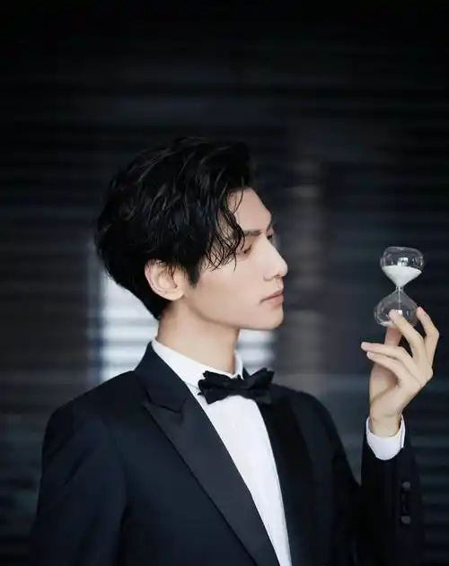 盘点国内男明星完美侧颜,谁才是你心中360度无死角完美男神呢?