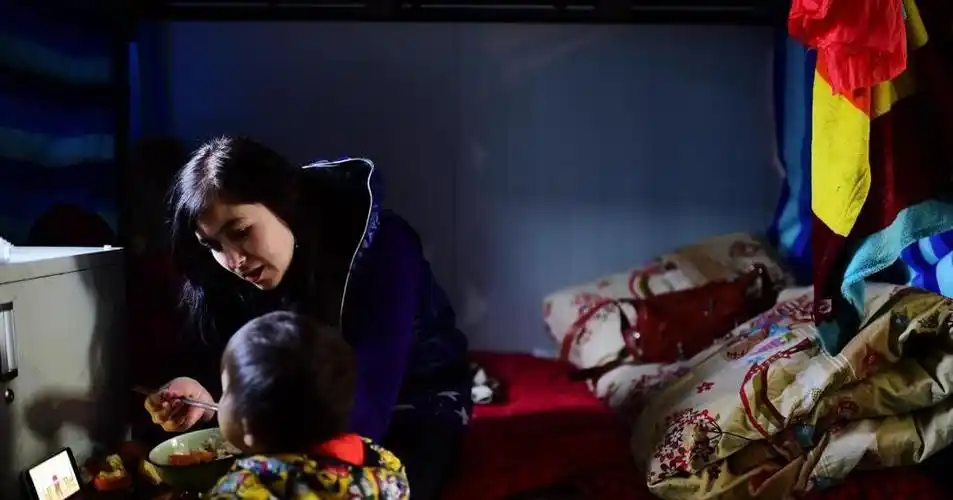 农民工的美女洋媳妇,一家三口住工棚称很幸福