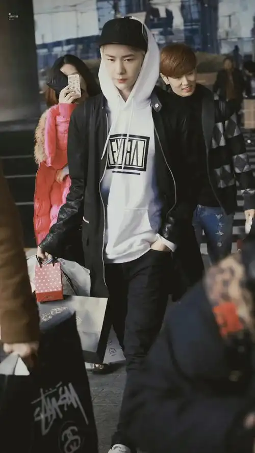 王一博插兜走机场