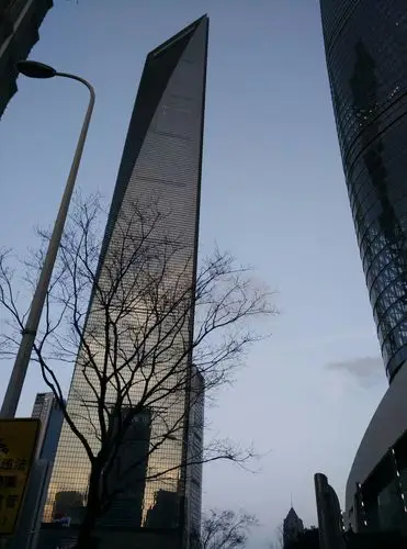 这是日本建的楼像刀一样叫军刀楼,被加在两楼中间.