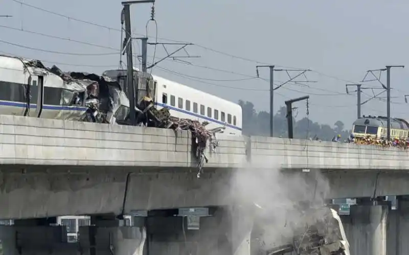 与前行的杭州站开往福州南站的d3115次动车组列车发生追尾事故,后车四