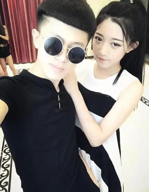 后来牌牌琦和小伊伊两人是因跳社会摇走红,之后携手所有徒弟直播跳