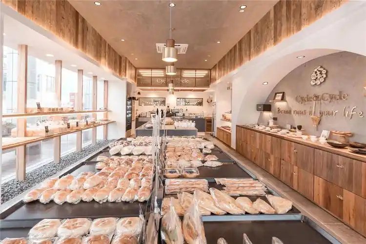 合肥面包店装修 温暖的日系面包店 在暖调里感受奶油面包的香味