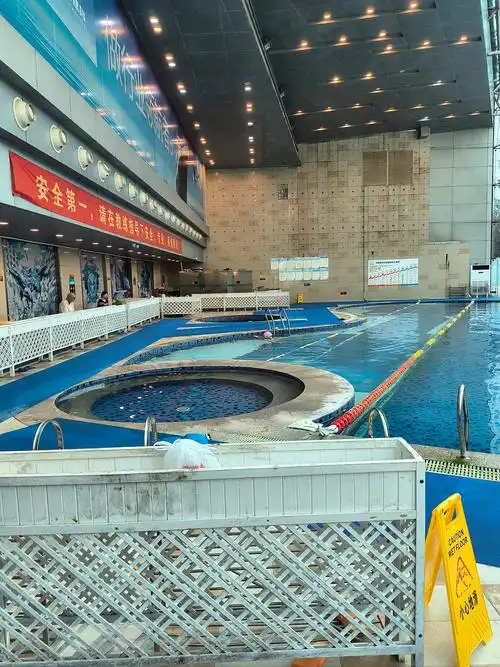 泳池最浅处才半米深,深水区到1米6,适合教学