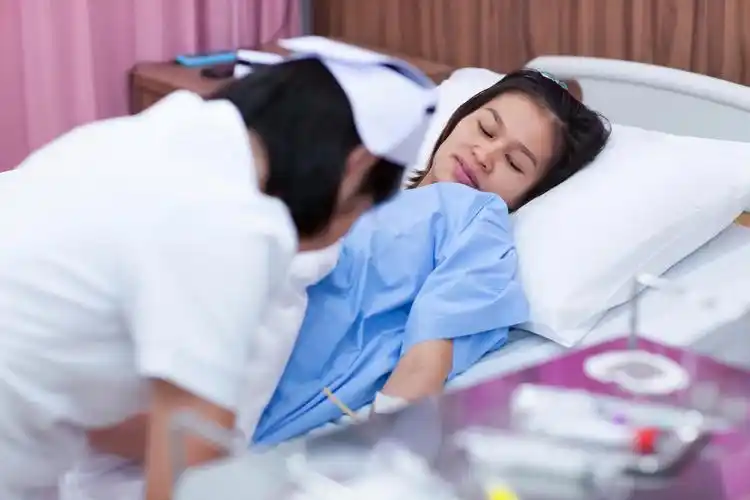 等待在医院分娩的孕妇医生打针注射