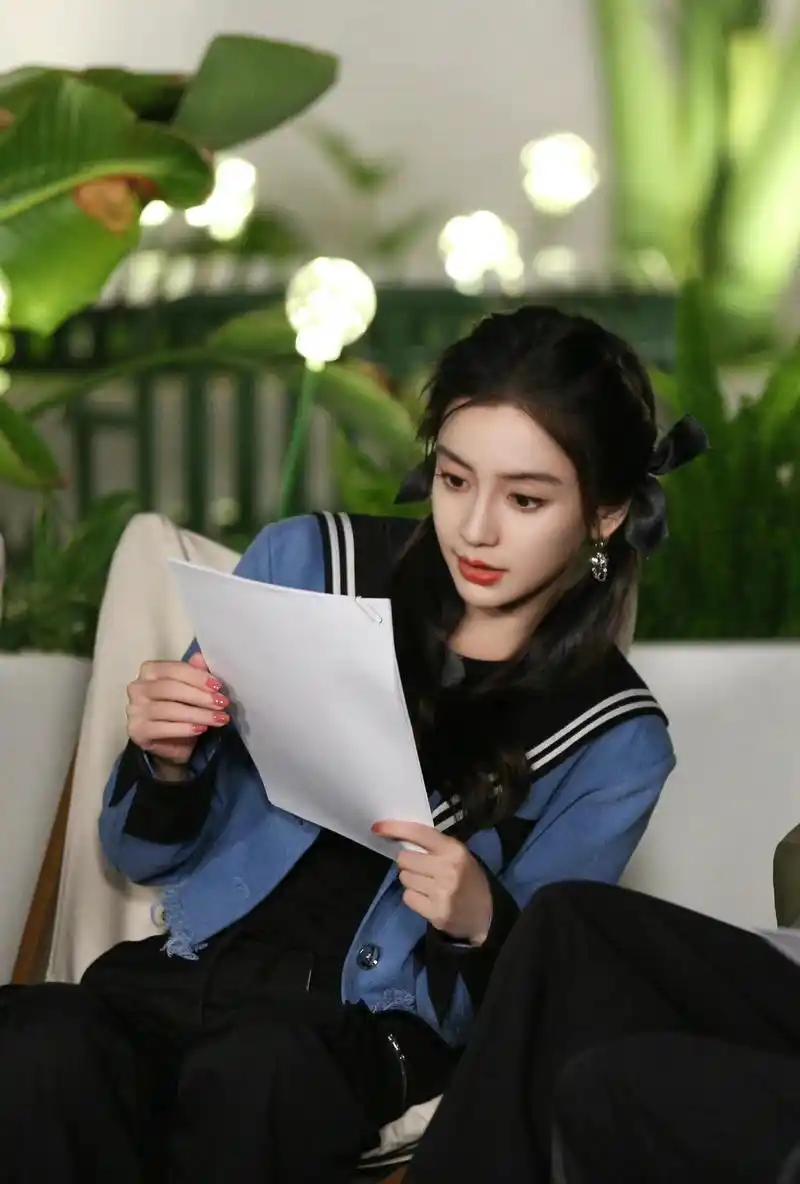 angelababy发型好圈粉,扎双马尾甜美又减龄,美回18岁!