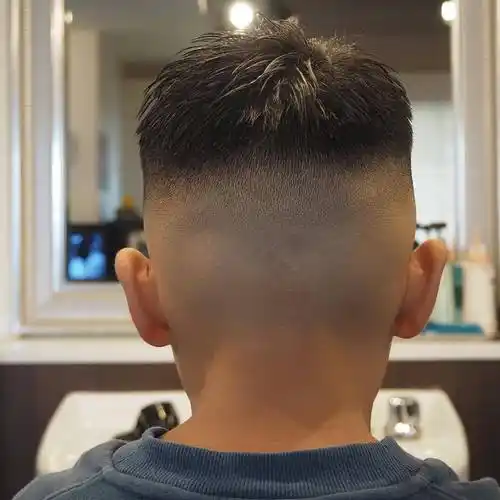 2024夏季小男孩发型来了,两侧铲短很百变,剪完真帅气