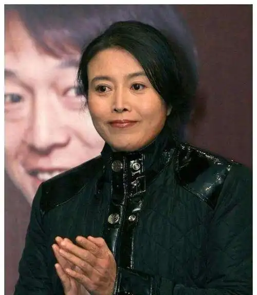 今天,我们将聚焦丁嘉丽这位影后级别的演员,她的演艺生涯虽然辉煌,但