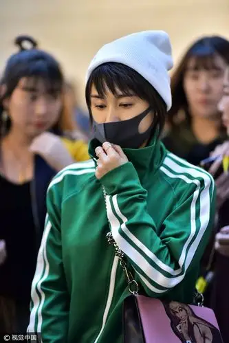 王子文口罩遮面现身  图片来源:fx/视觉中国