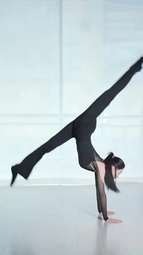 爱真能抵万难吗?#一字马##气质女神##舞蹈生##完美身材