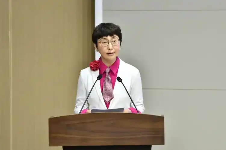 中国科学院上海分院副院长王燕,上海市闵行区人民政府区长陈华文,闵行