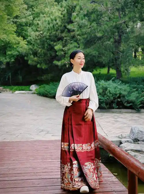 张雅萌马面裙写真 端庄优雅尽显东方美_长衫_红色