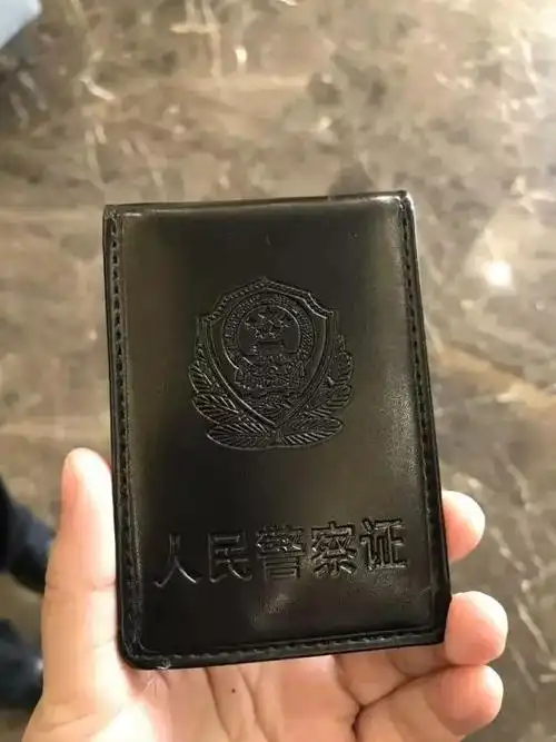 近日,浙江省海宁市男子陆某,学着影视剧中的镜头,"警察证"