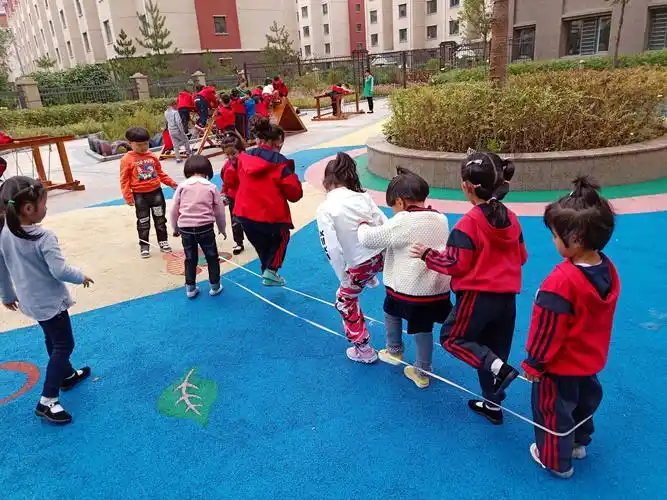 游戏点亮童年-----跳皮筋