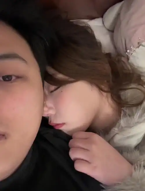 男子偷录睡觉的女友网友果然爱你的人会把你拍的很好看