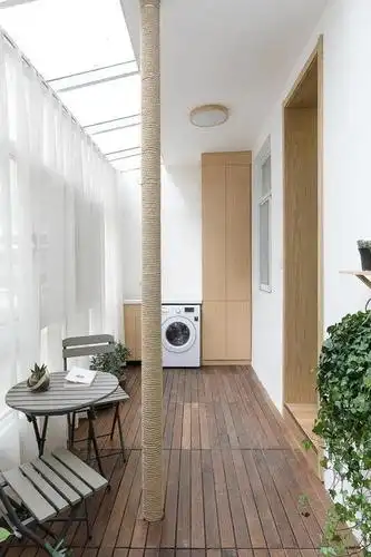 阳台正中央立着一根下水管,为了不影响阳光房的美观度,用 麻绳缠绕