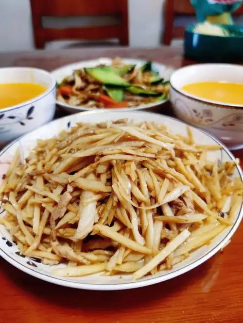 切丝,凉水把淀粉洗掉,再用开水焯一下2,烧水的时候,咱们来切一下肉丝