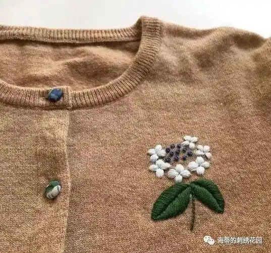 在心口点缀一朵素净的小花,手工刺绣:毛衣上的刺绣07517