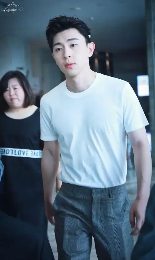 《明星大侦探》路透来袭 邓伦现身录制清爽帅气