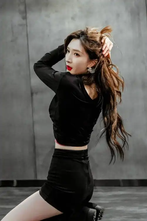 江疏影舞蹈大片曝光,舞姿曼妙,简约装束更显靓丽