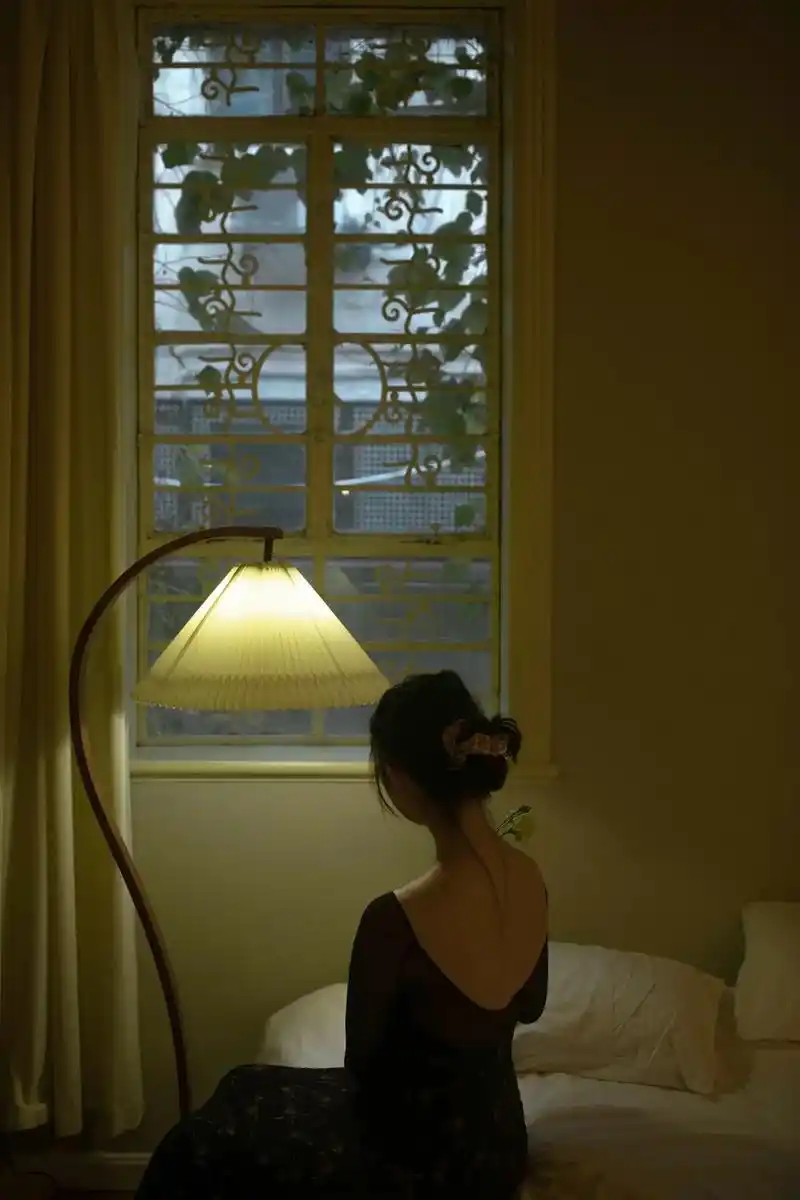 你是否喜欢孤独却平静的自己?#拍照 #写真 - 抖音