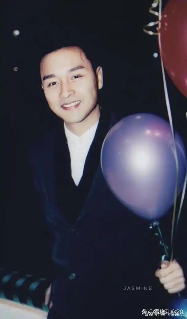 14年前的今天,2003年4月1日,影视歌全能的天皇巨星张国荣因为严重的