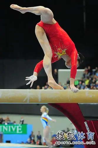 图文:中国女团出战平衡木 眭禄单脚撑器械