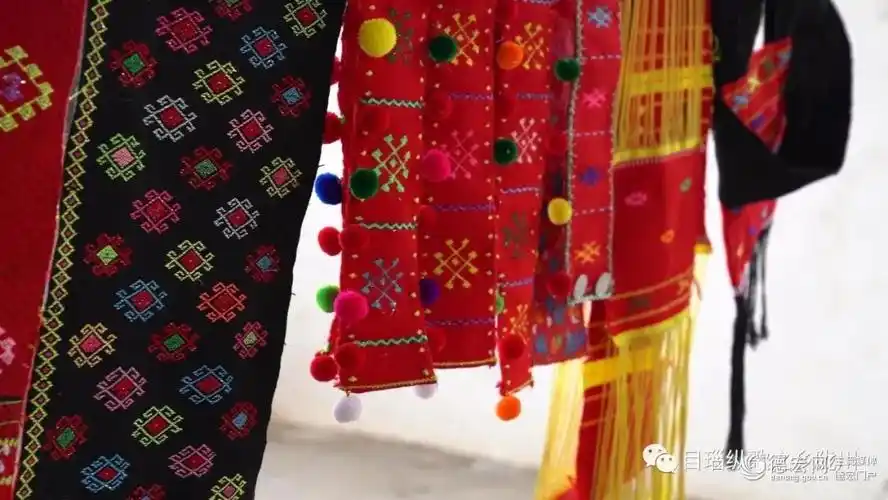 陇川县开设了景颇族传统织锦技艺传习所,培训超过500人,织造织锦图案