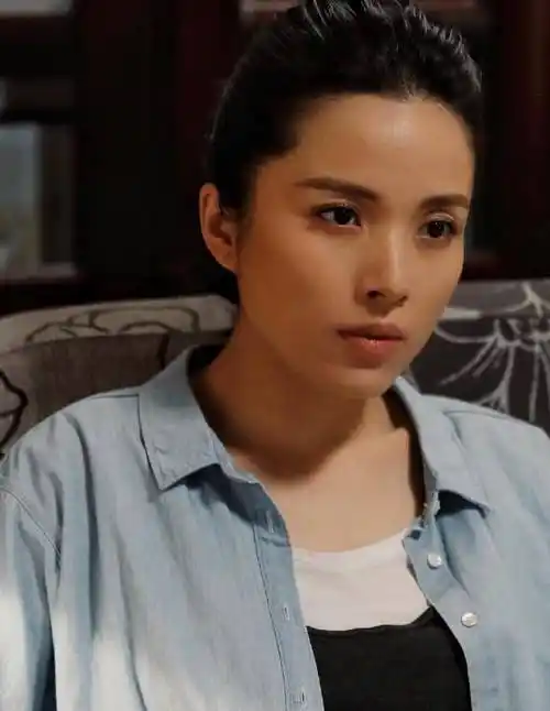 靳东老婆晒一家四口牵手照,生两子惹人羡,前夫是圈外富豪?