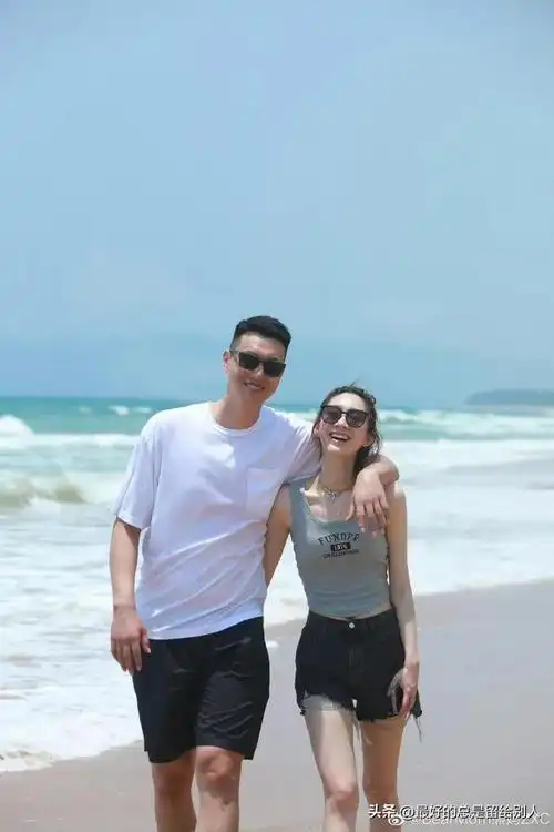 翟晓川一家四口第一次度假妻子美若天仙