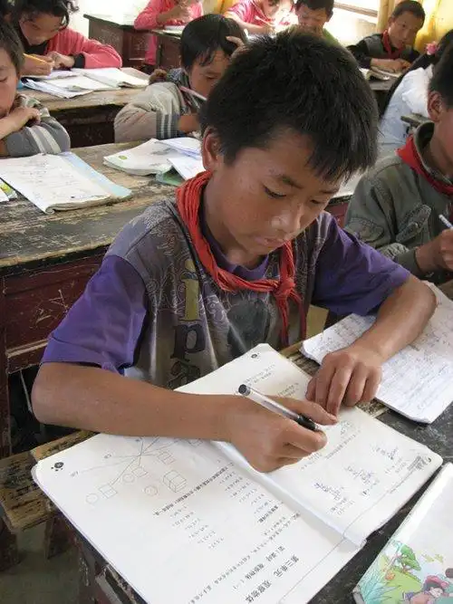 云南山区孩子寒冬光脚上学 盼望穿上新鞋