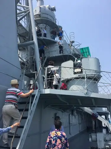 中国自行设计制造的第一艘导弹驱逐舰——"济南"号(舷号105)