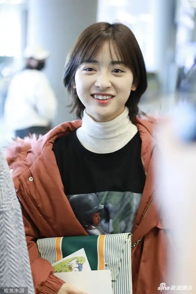 沈月穿焦糖色棉服现身机场 清纯甜笑可人似邻家女孩
