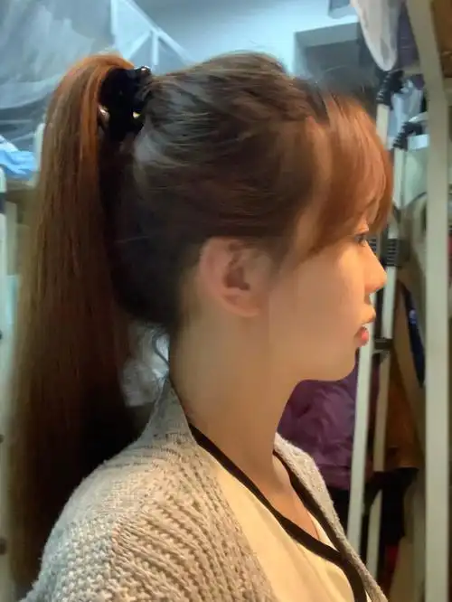 马尾扎高21566整理刘海 拽出碎头发修饰脸型31566用一个黑色