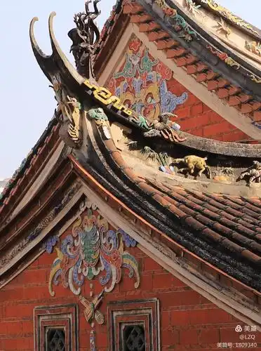 泉州的古厝建筑,红砖,红瓦,两端翘起,像燕子的尾巴,称作"燕尾脊",饰以