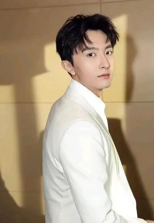 牛骏峰微笑散发青春的气息,暖色光影之间尽显时尚气质