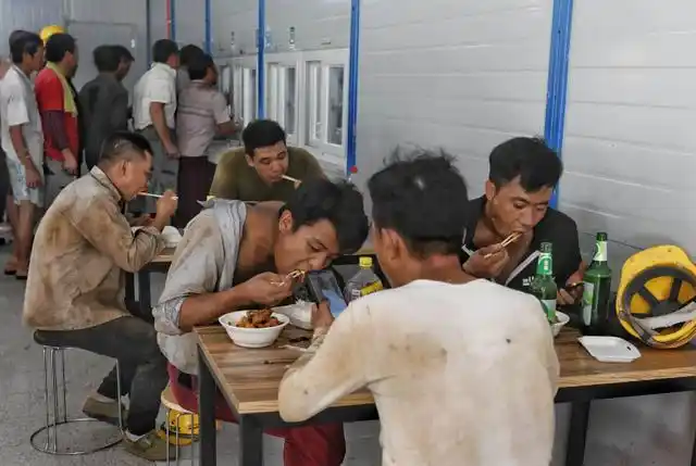 2022年工地农民工现状:工作辛苦,工钱难要,上了年纪还要被嫌弃