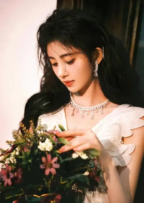 鞠婧祎复古写真照烟波魅惑港韵十足