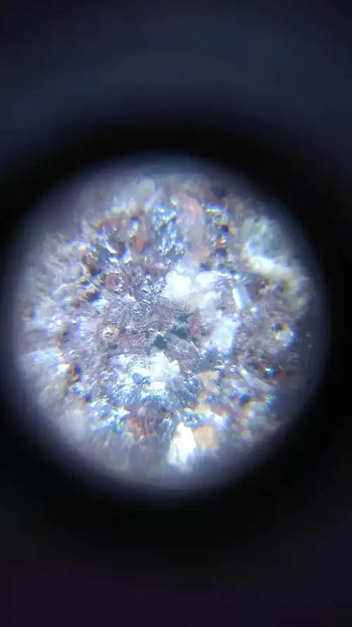 请欣赏显微镜下观看陨石内部岩相结构,变异特征,百看不厌,美不胜收,这