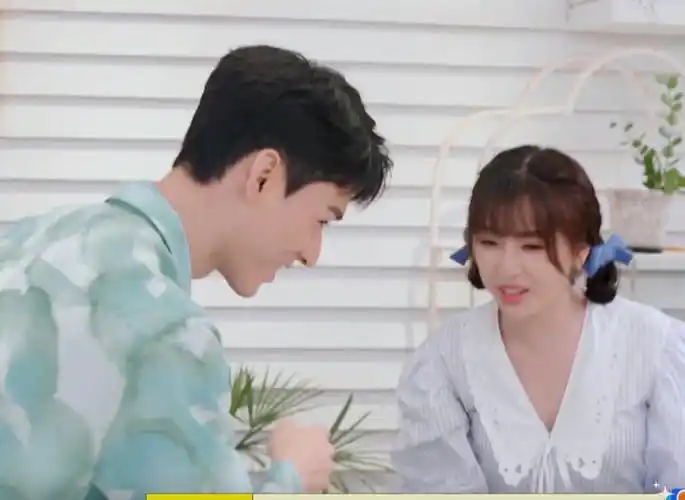 龚俊,你也太高了吧?何炅要抬脚和他拥抱,虞书欣成了小矮人_腾讯新闻