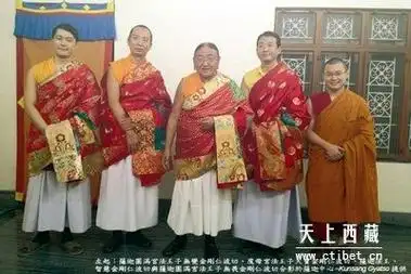 看看我们最尊贵的萨迦法王,也是披着这样的披单的,但是法王是在家人.