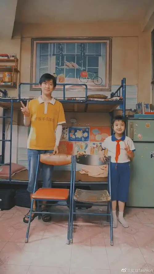 奇迹易烊千玺哈琳拍全家福视频