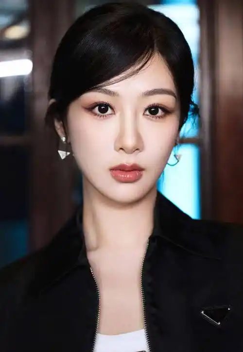 杨紫最新写真来袭,复古背景黑色套装充满神秘感