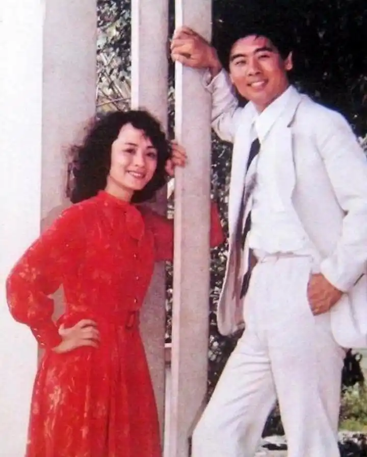 歌唱家王洁实:和谢莉斯同台数十年,屡传绯闻,最爱的是女工妻子