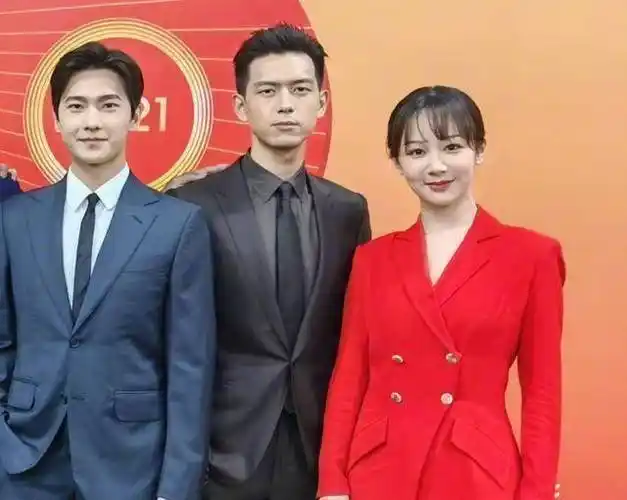 文艺晚会大合照发布,刘涛和高圆圆同框吸睛,杨紫却是全团最爱_李现