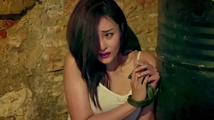 暴走狂花:人贩子绑架花季少女,集体关进小黑屋,隔几天拖走一个